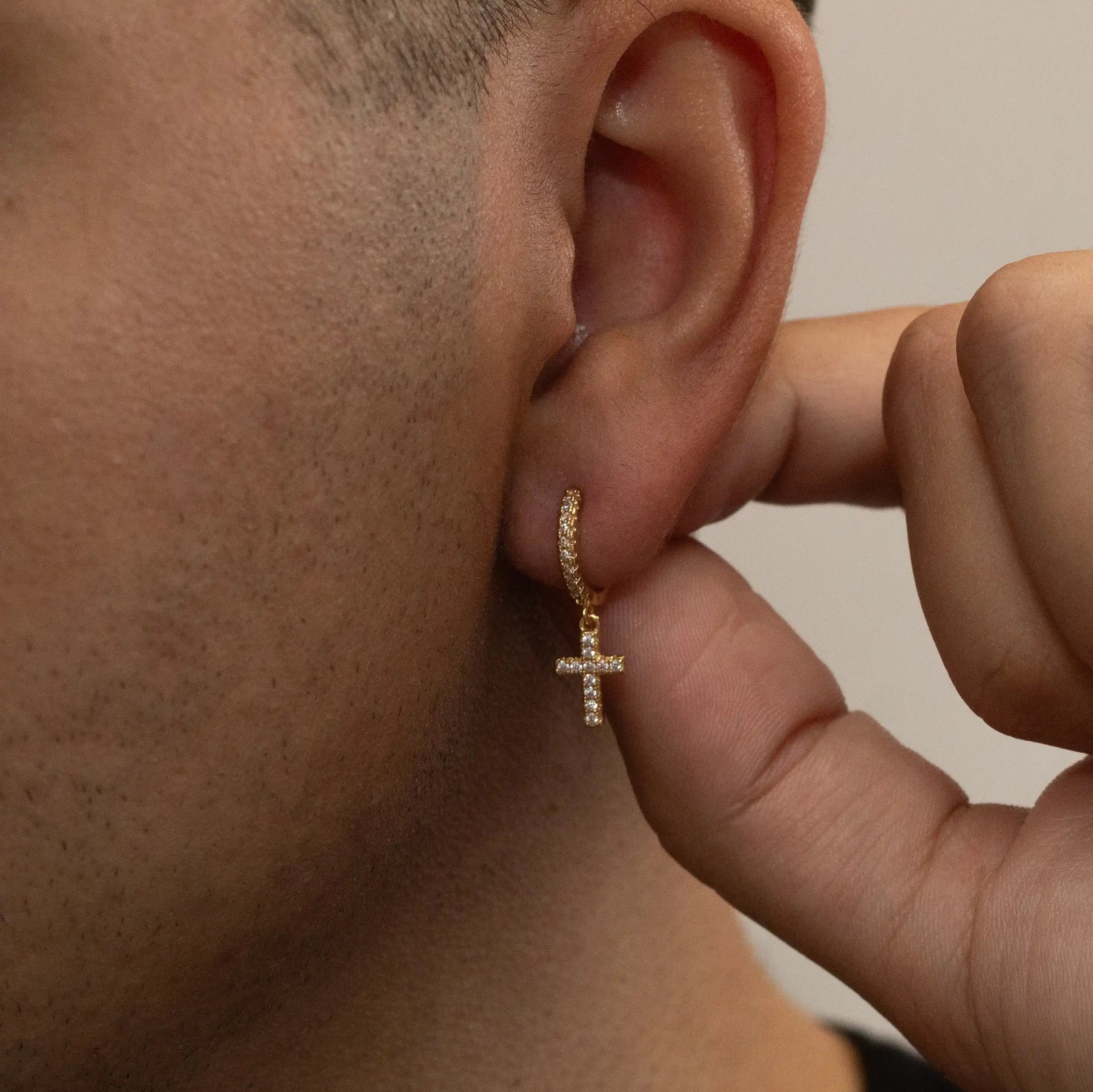 Brincos Argola cruz cravejada banhado a Ouro 18k