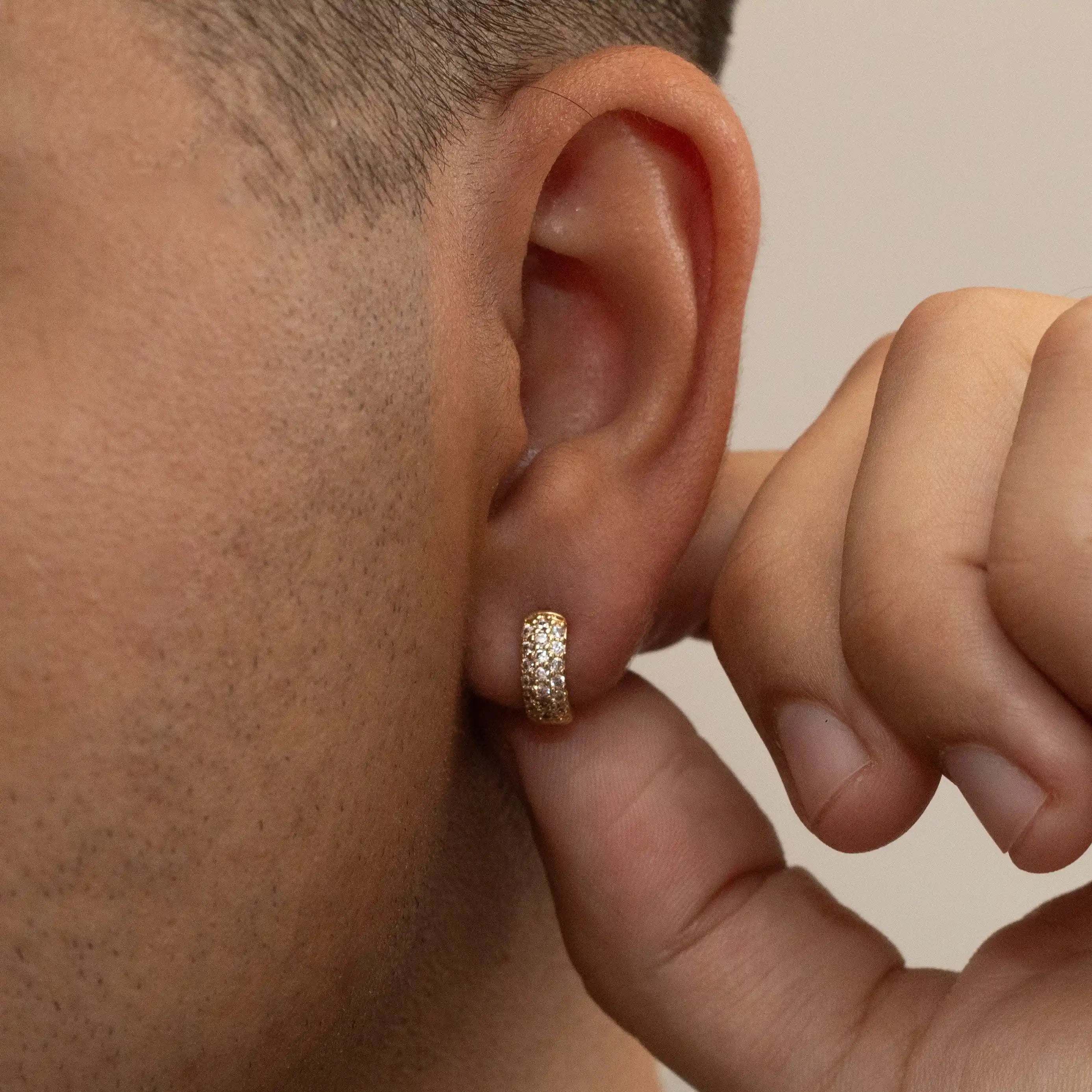 Argolas cravejadas Round 12mm Banhado a Ouro 18k