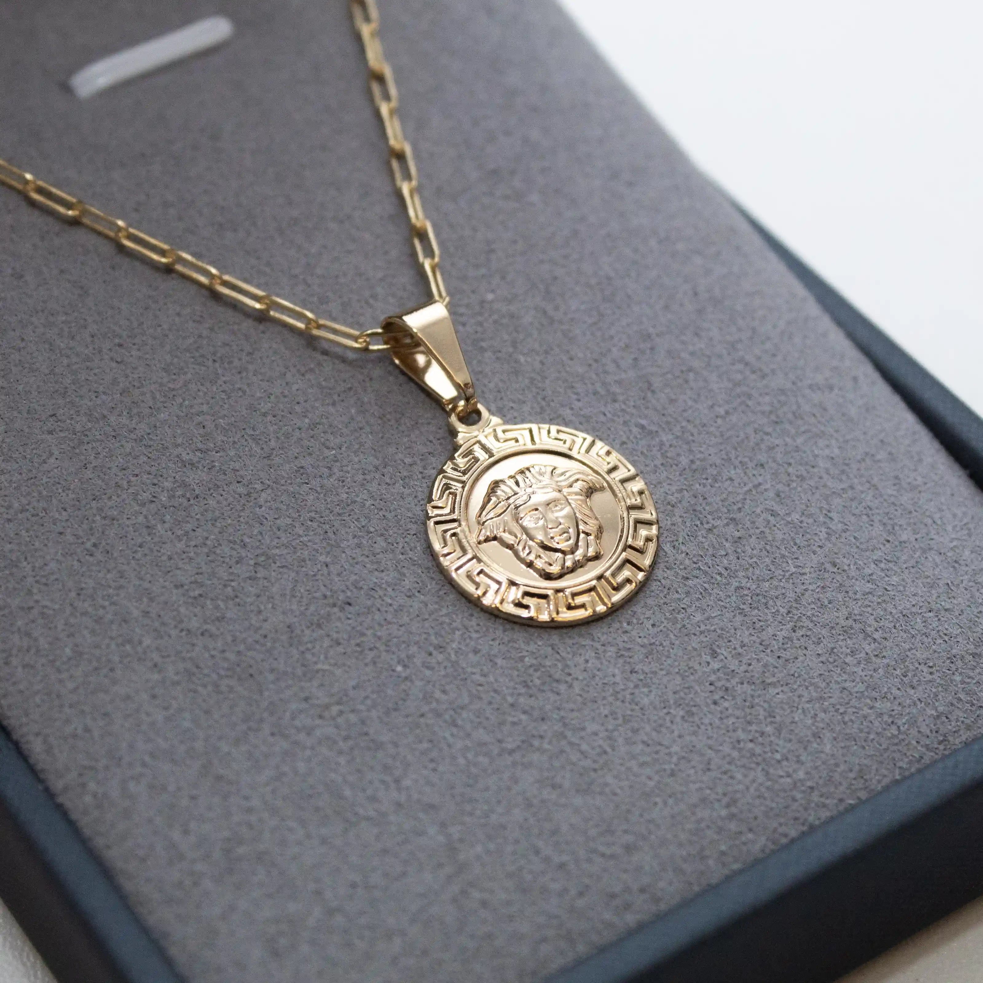 Pingente Medusa Banhado a Ouro 18k