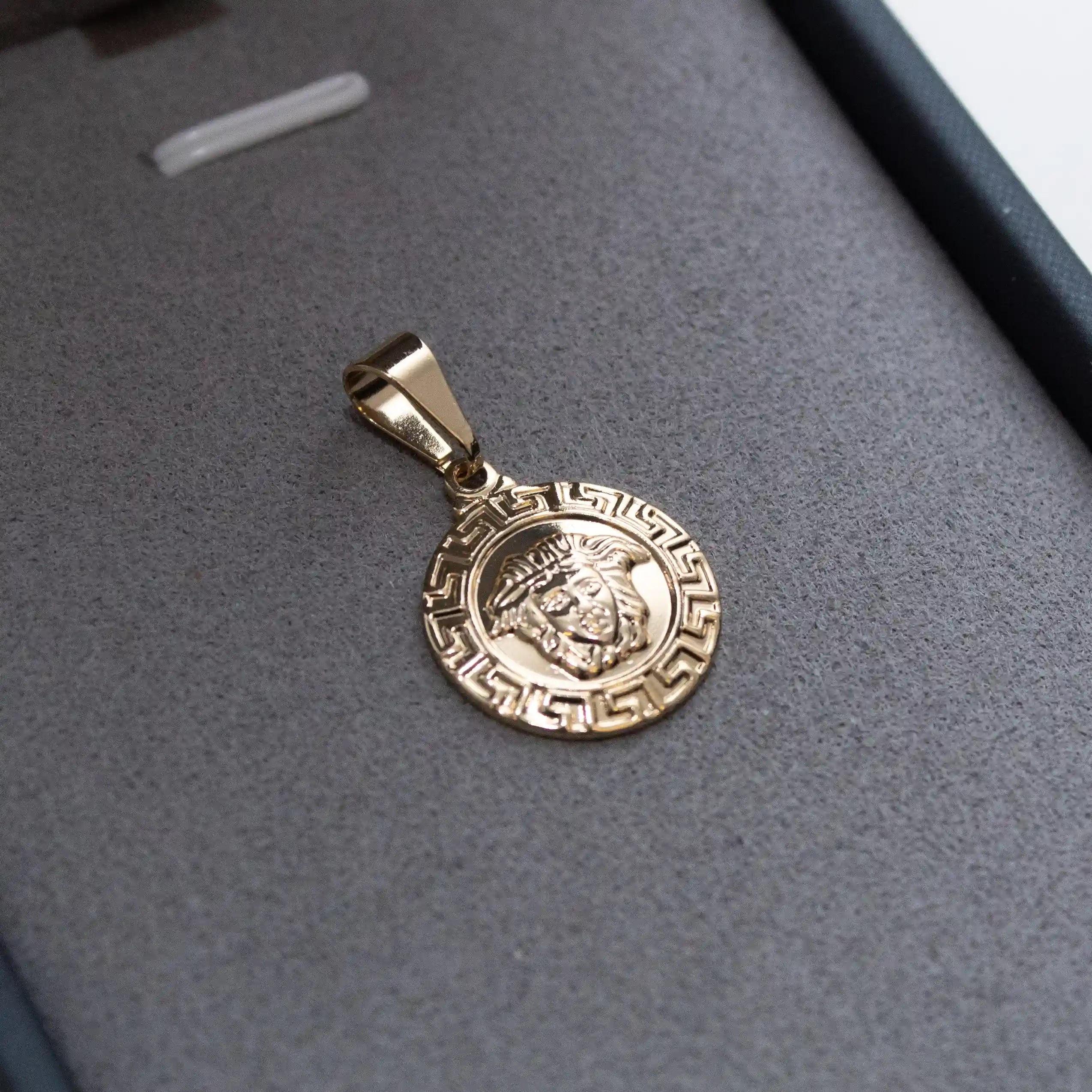 Pingente Medusa Banhado a Ouro 18k