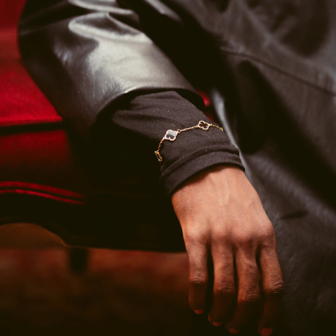 PULSEIRA 5 TREVOS BLACK BANHADO A OURO 18K