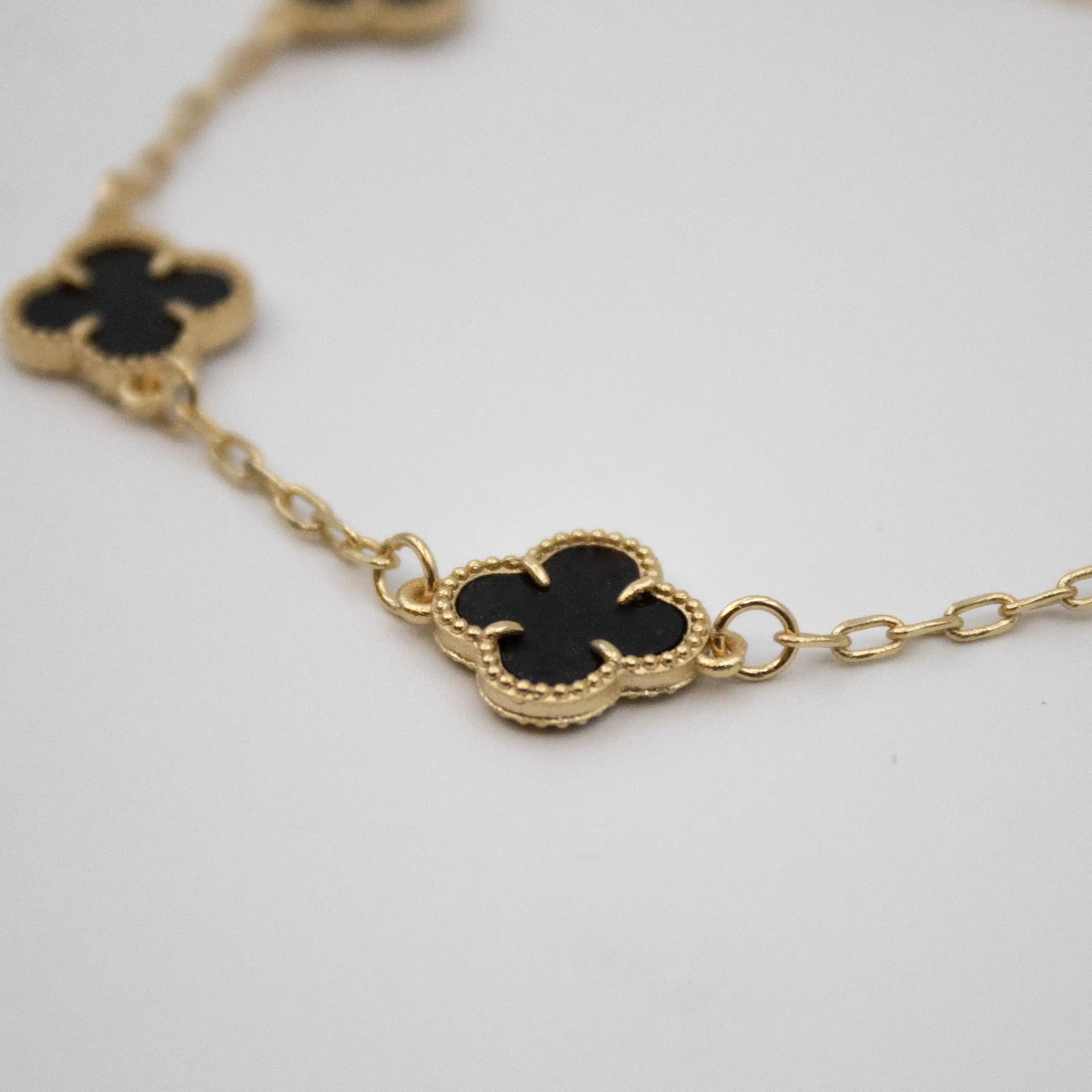 CORRENTE 5 TREVOS BLACK BANHADO A OURO 18K