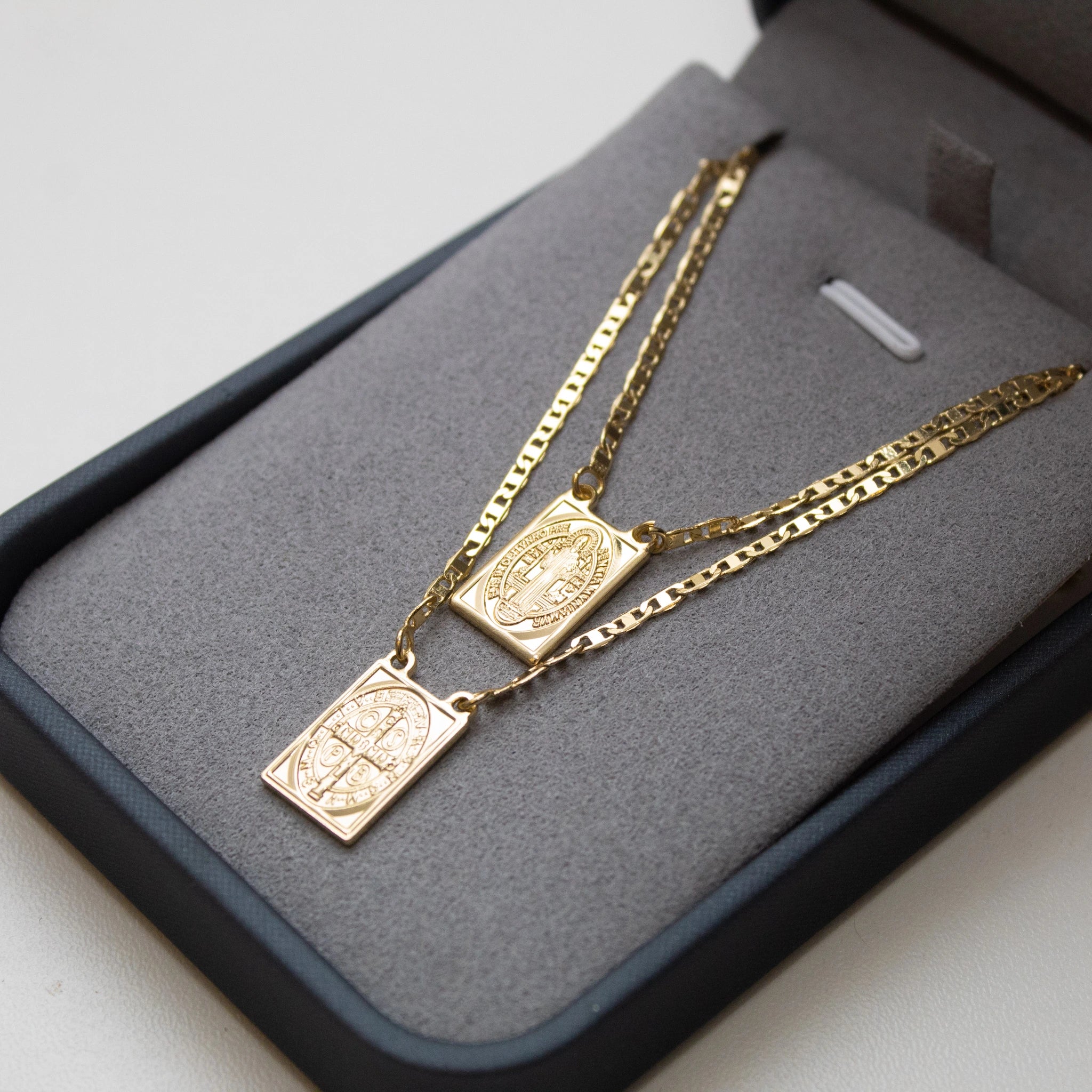 Escapulário São Bento Banhado a Ouro 18k