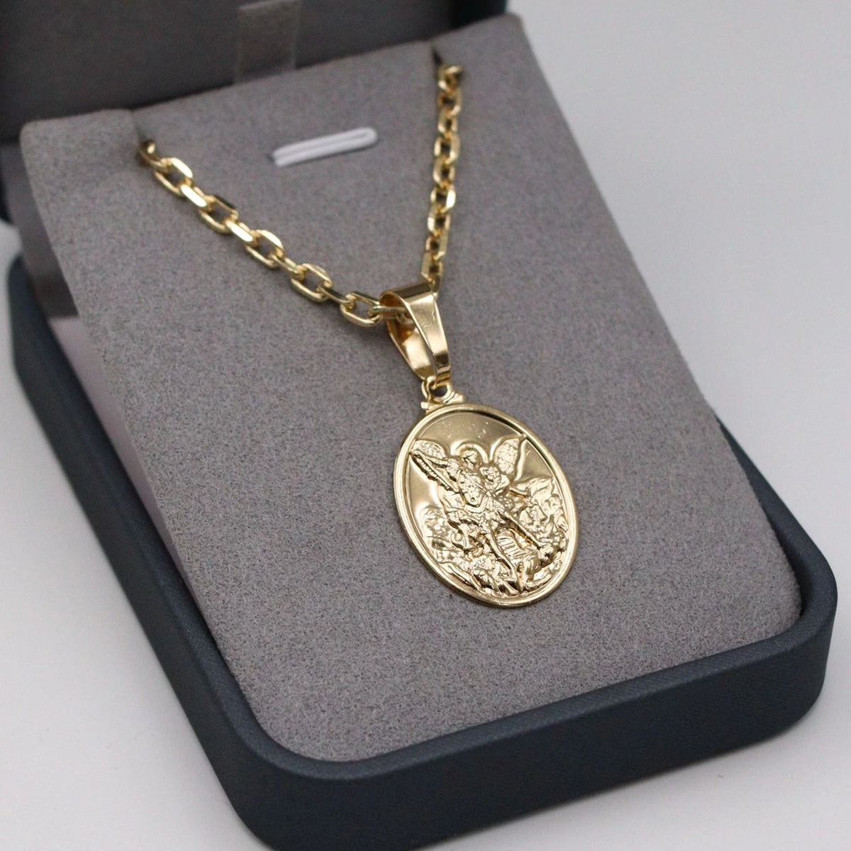 Corrente Cartier 3.5mm com Pingente Miguel Arcanho 29mmx20mm banhado a ouro 18k