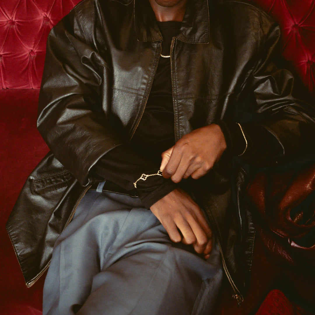 PULSEIRA 5 TREVOS BLACK BANHADO A OURO 18K